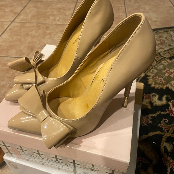 Beige, Gold-Tipped Leather Bow Tie Formal Heels - Picture 3 of 3